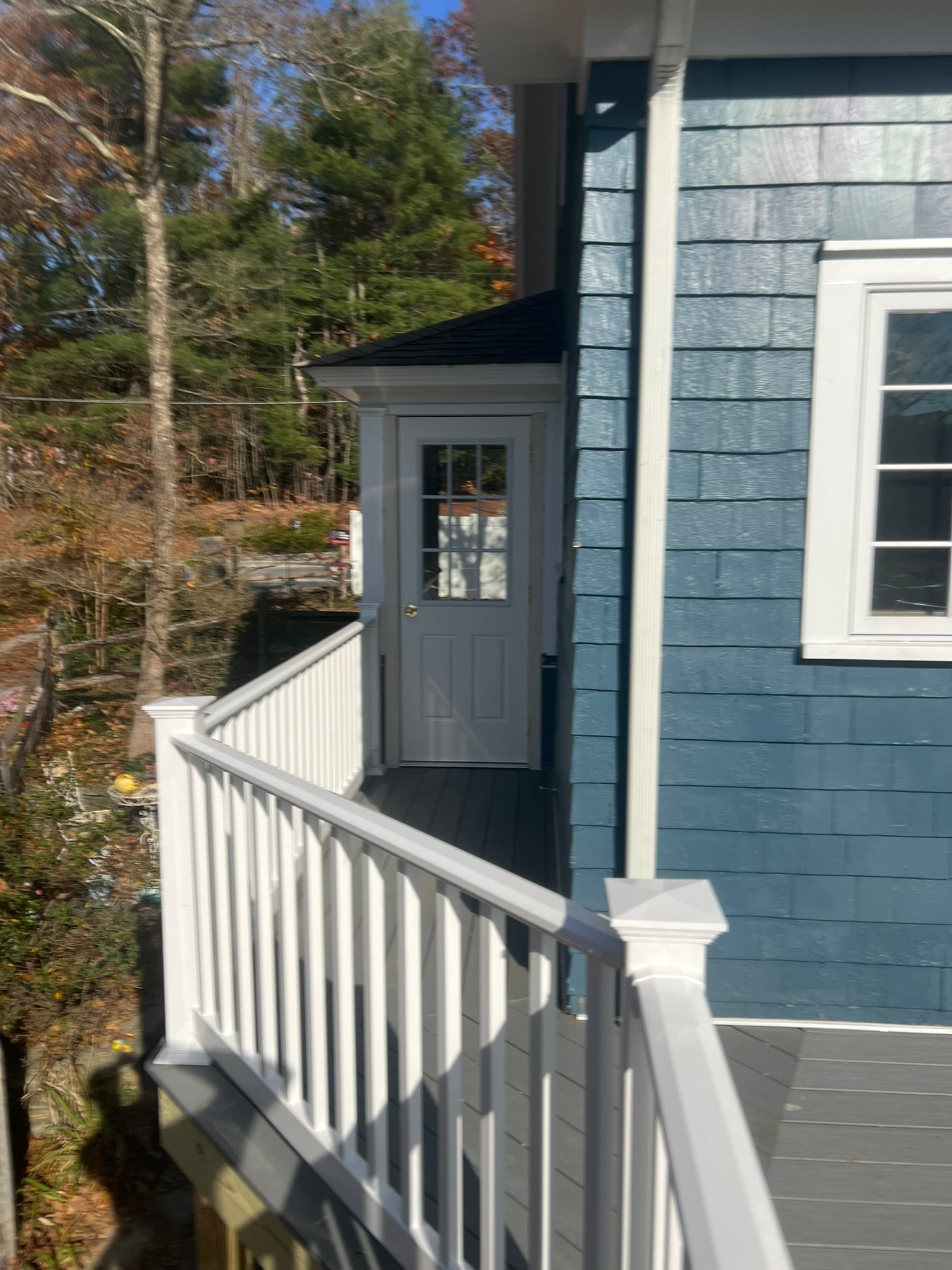 Elevated composite deck with white railings